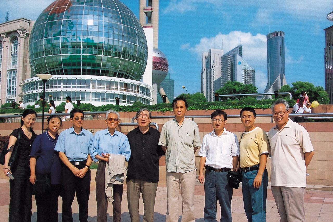Photograph of Wu Guanzhong and companions at Pudong, Shanghai