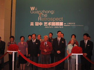 Photograph of Wu Guanzhong at the opening reception of his exhibition titled "Wu Guanzhong: The Retrospective"