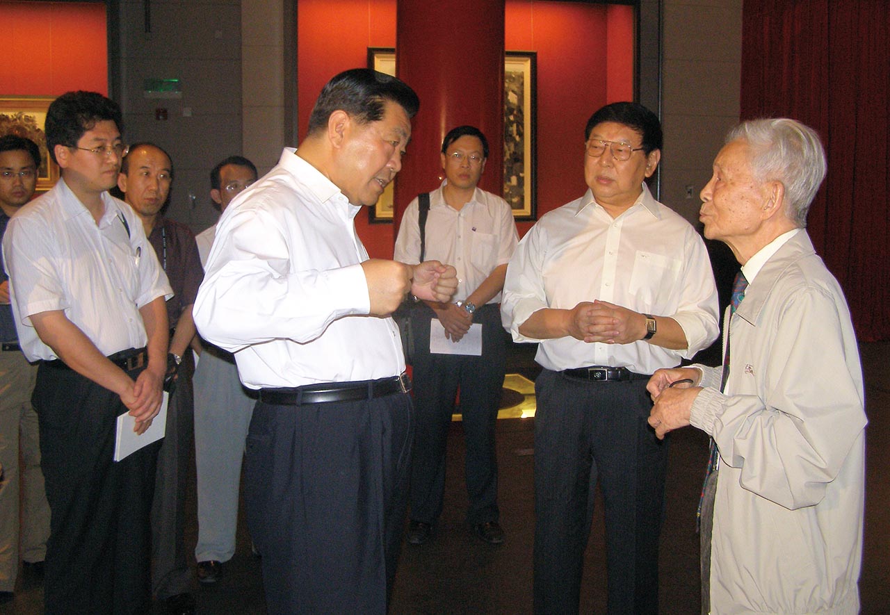 Photograph of Wu Guanzhong and Jia Qinglin at the Meridian Gate Gallery of the Palace Museum