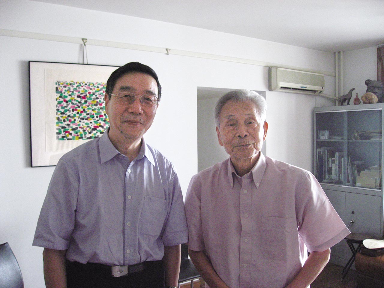 Photograph of Wu Guanzhong and Zheng Xinmiao at Wu Guanzhong's home