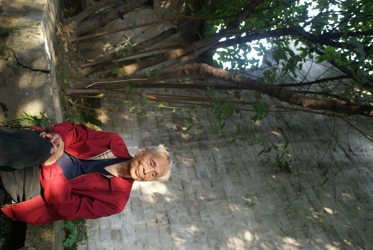Photograph of Wu Guanzhong at the former residence of Lu Xun, Shaoxing