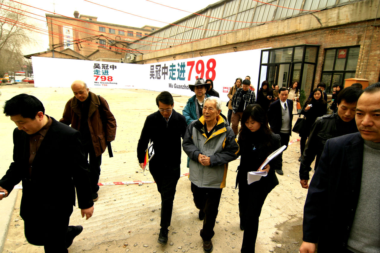 Photograph of Wu Guanzhong at his exhibition "Wu Guanzhong into 798"