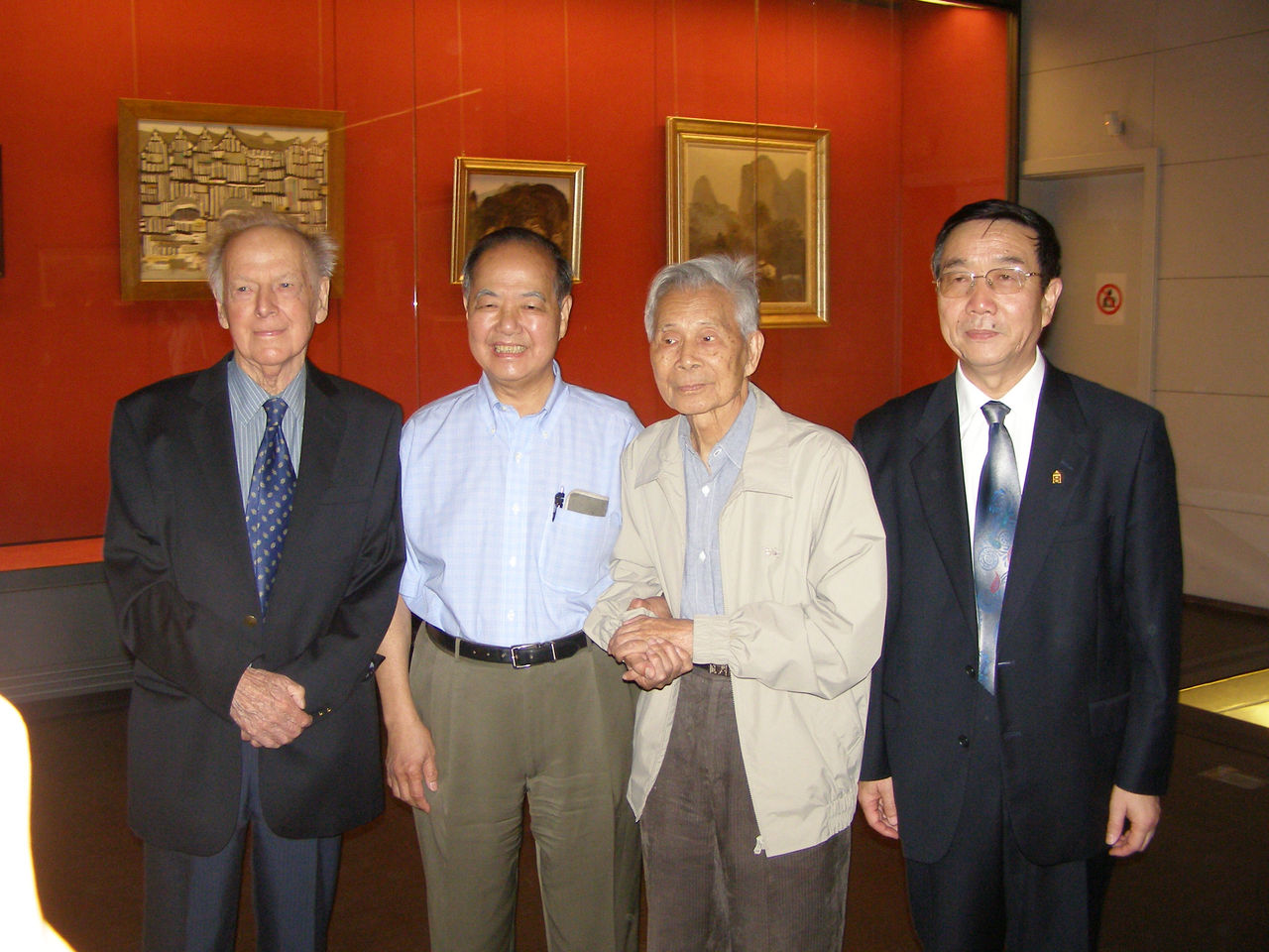 Photograph of Wu Guanzhong, Michael Sullivan, Li Zhendao, and Zheng Xinmiao at the Meridian Gate Gallery of the Palace Museum