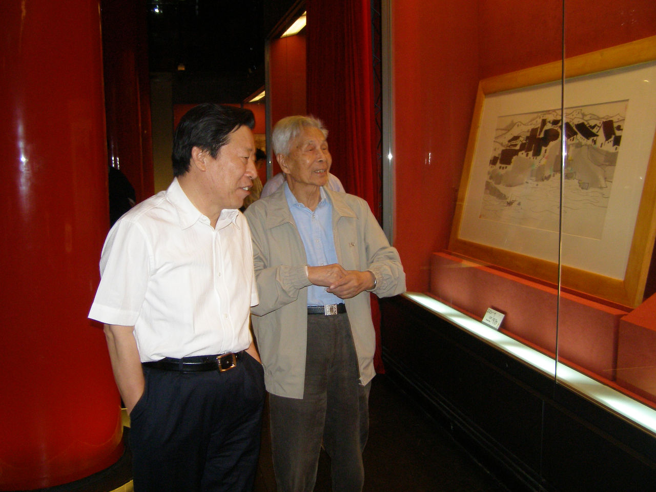 Photograph of Wu Guanzhong and Sun Jiazheng at the Meridian Gate Gallery of the Palace Museum