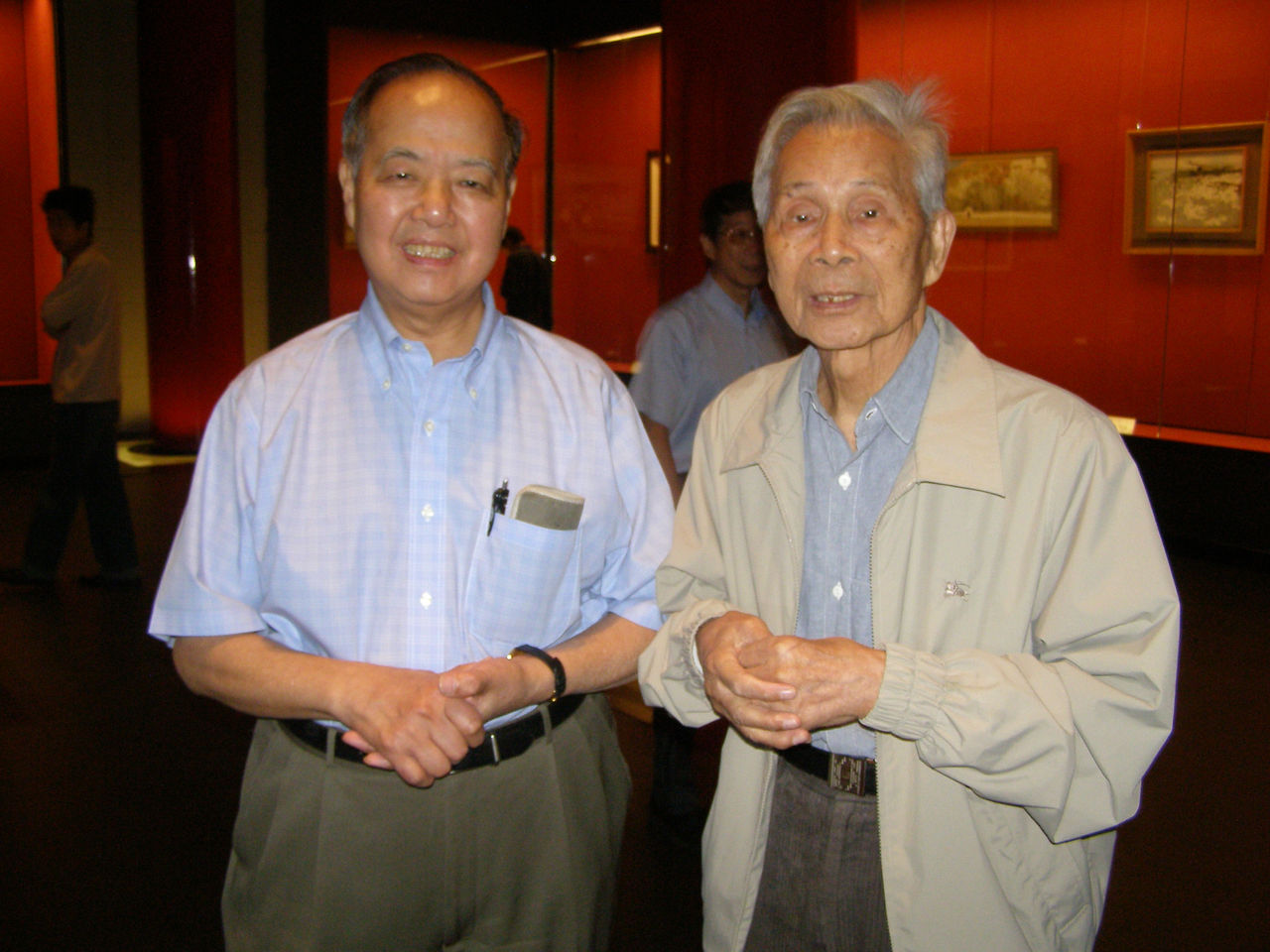 Photograph of Wu Guanzhong and Professor Li Zhengdao at the Meridian Gate Gallery of the Palace Museum
