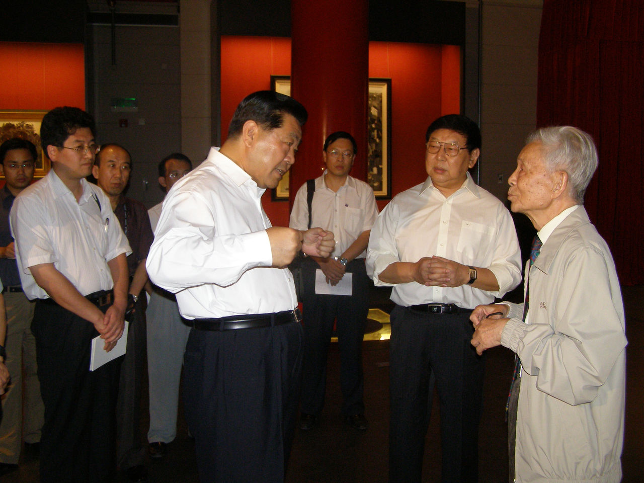 Photograph of Wu Guanzhong and Jia Qinglin at the Meridian Gate Gallery of the Palace Museum