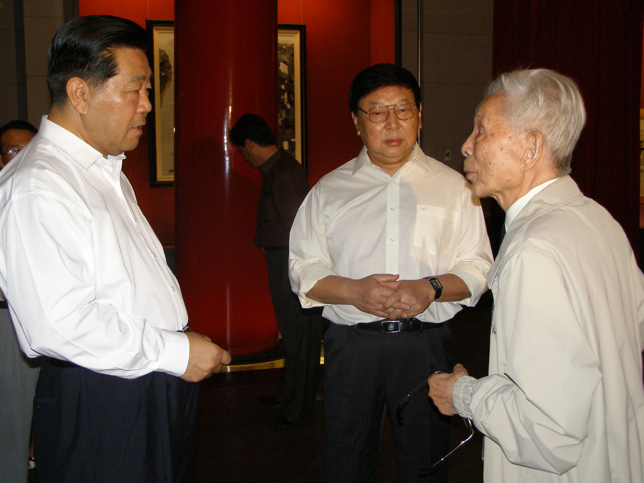 Photograph of Wu Guanzhong and Jia Qinglin at the Meridian Gate Gallery of the Palace Museum