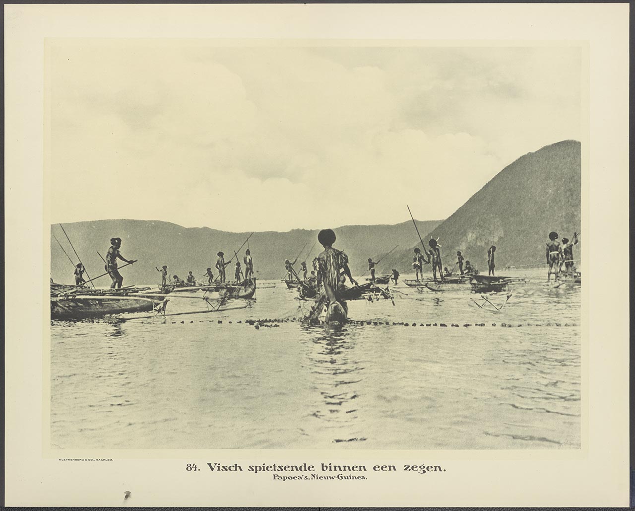 084. Visch spietsende binnen een zegen. (Papoea's. Nieuw-Guinea)