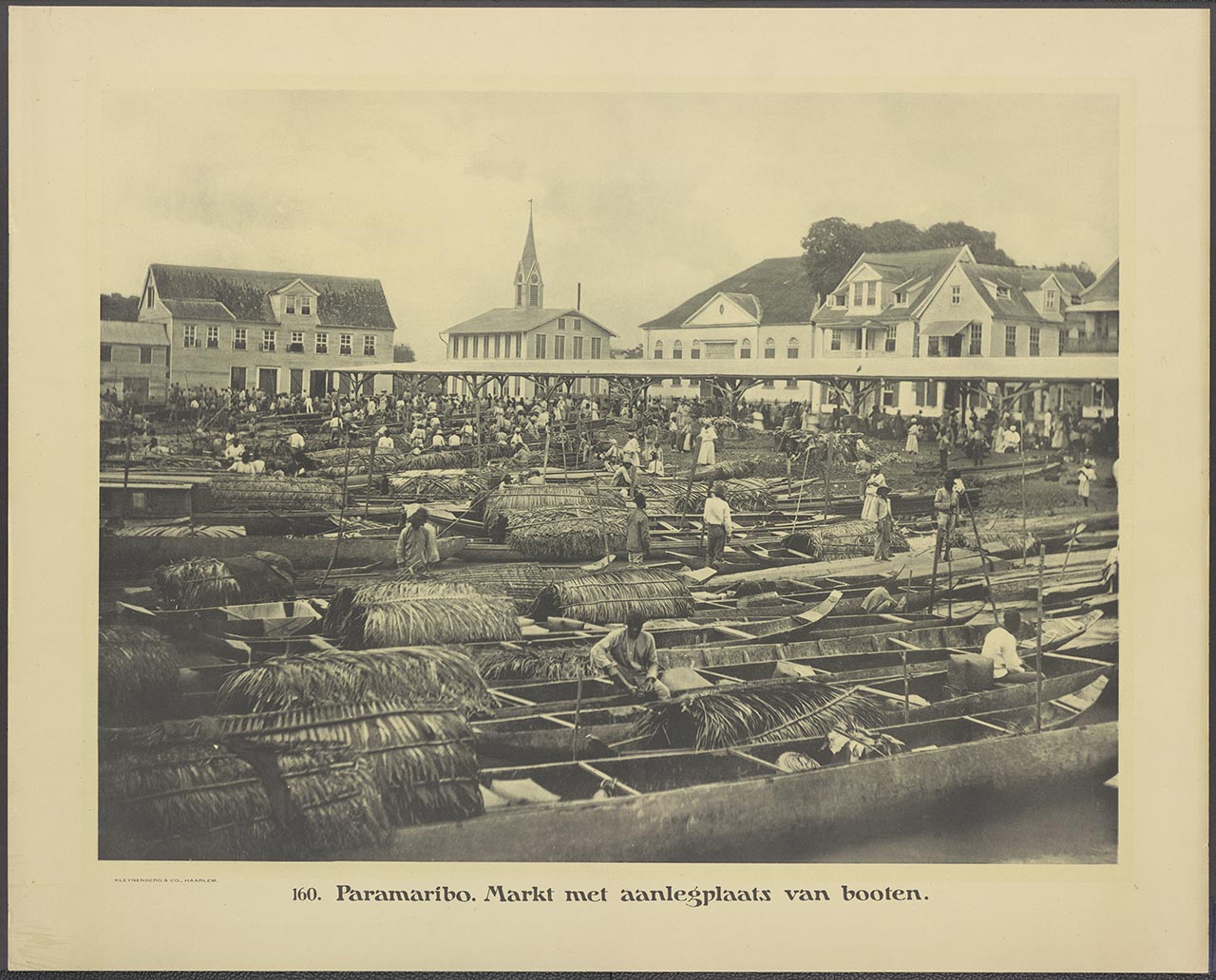 160. Paramaribo. Markt met aanlegplaats van booten.