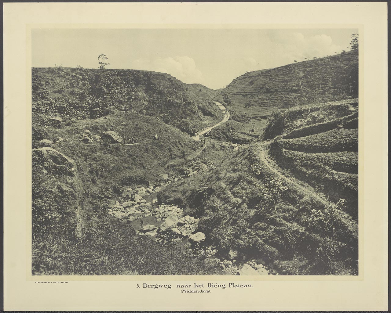 003. Bergweg naar het Diëng-Plateau. (Midden-Java)