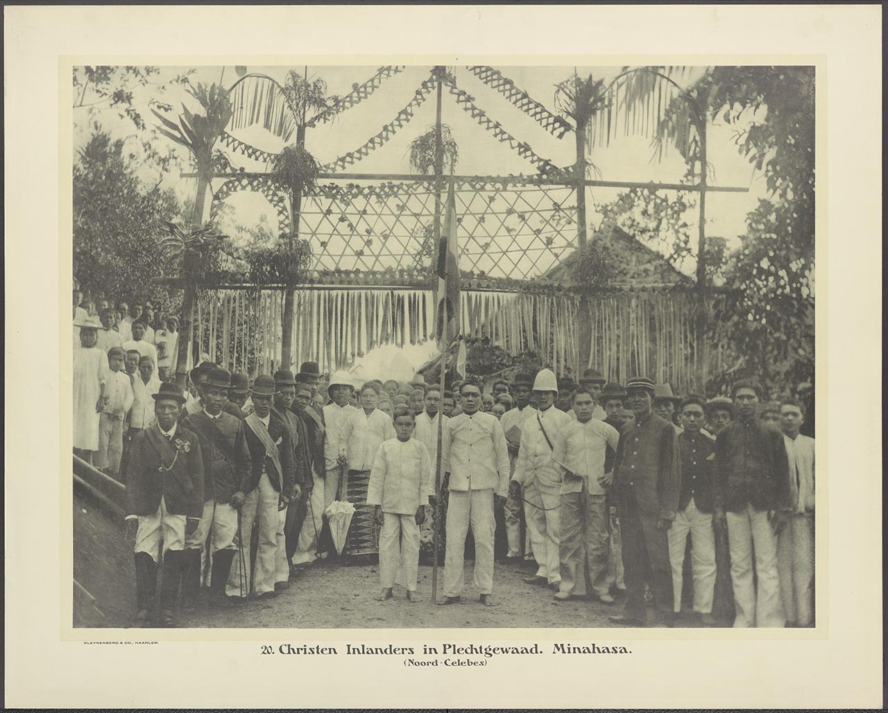 020. Christen Inlanders in Plechtgewaad. Minahasa. (Noord-Celebes)