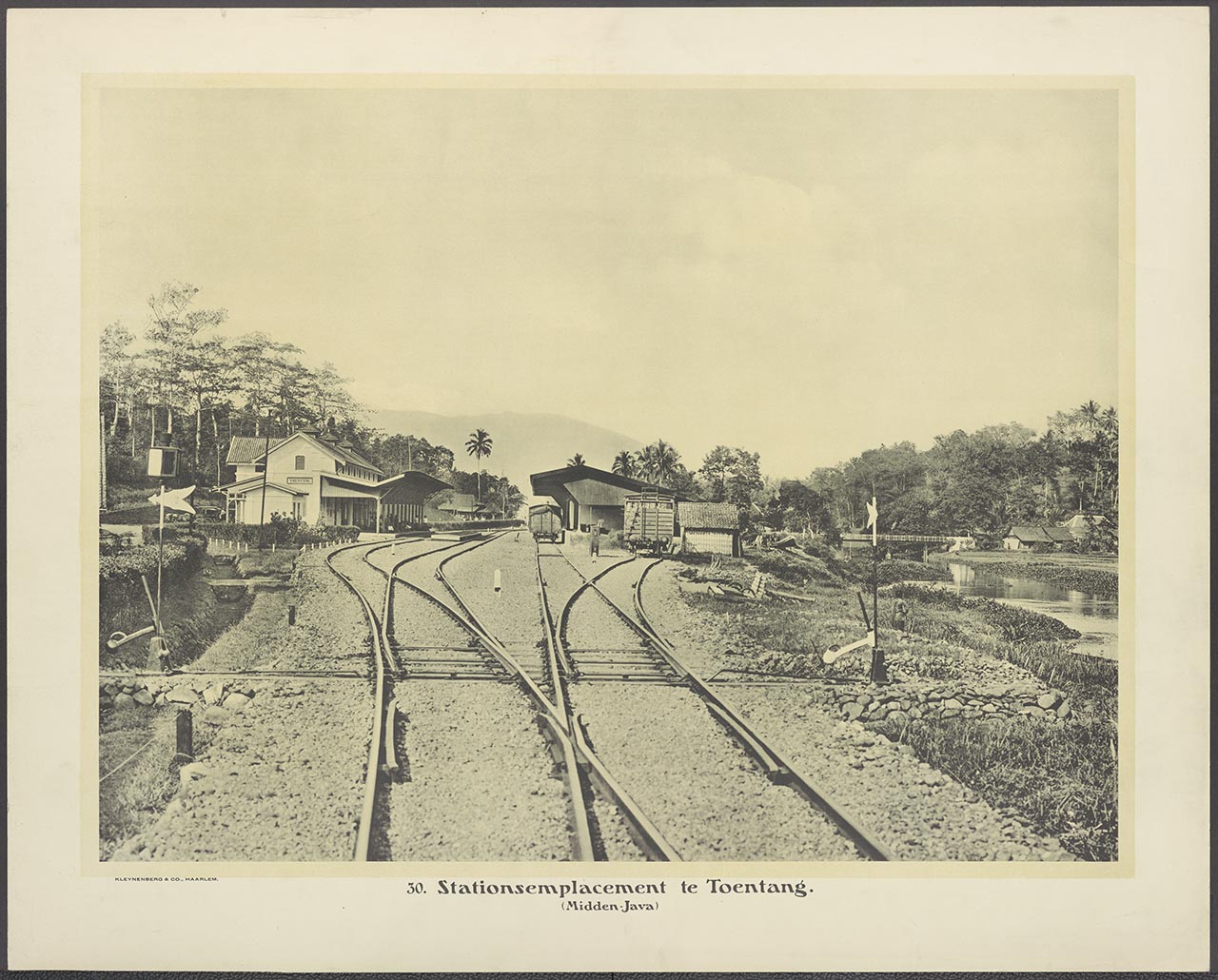 030. Stationsemplacement te Toentang. (Midden-Java)