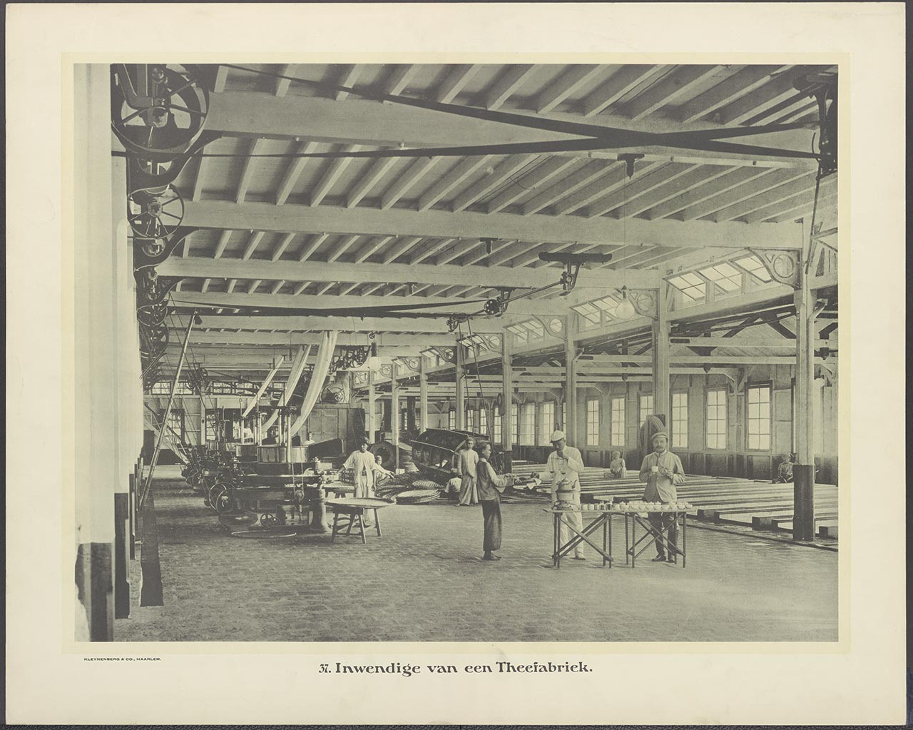 037. Inwendige van een Theerabriek.