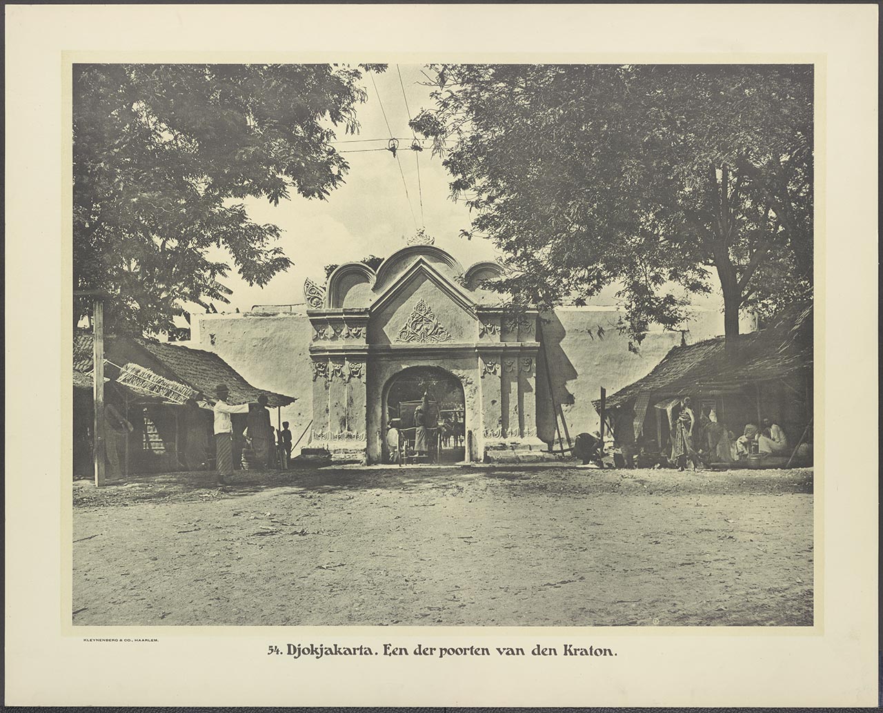 054. Djokjakarta. Een der poorten van den Kraton.