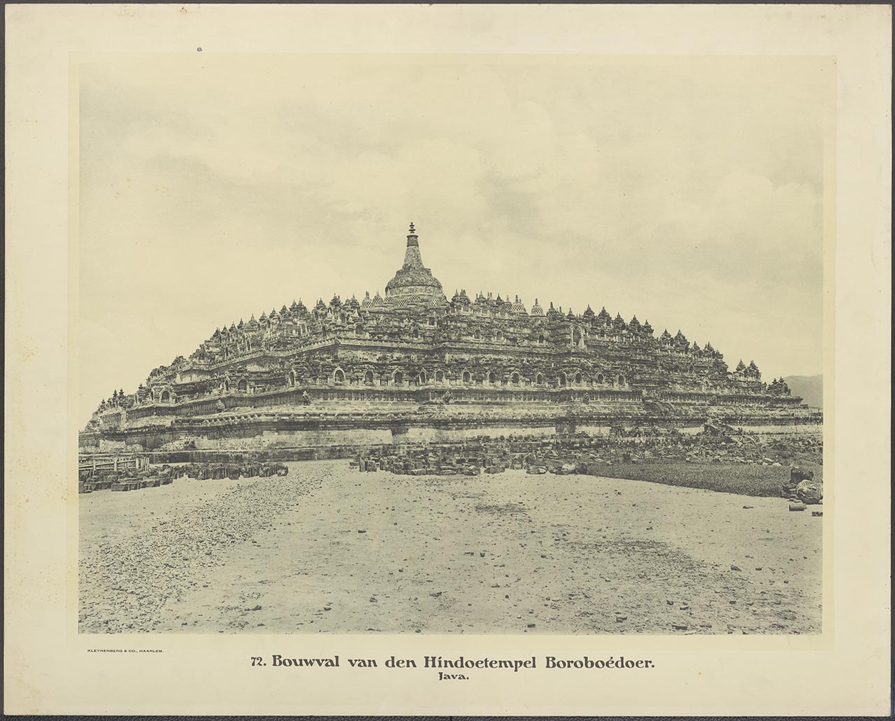 072. Bouwval van den Hindoetempel Boroboédoer. (Java)