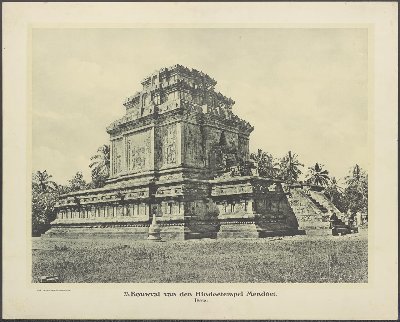 073. Bouwval van den Hindoetempel Mendóet. (Java)