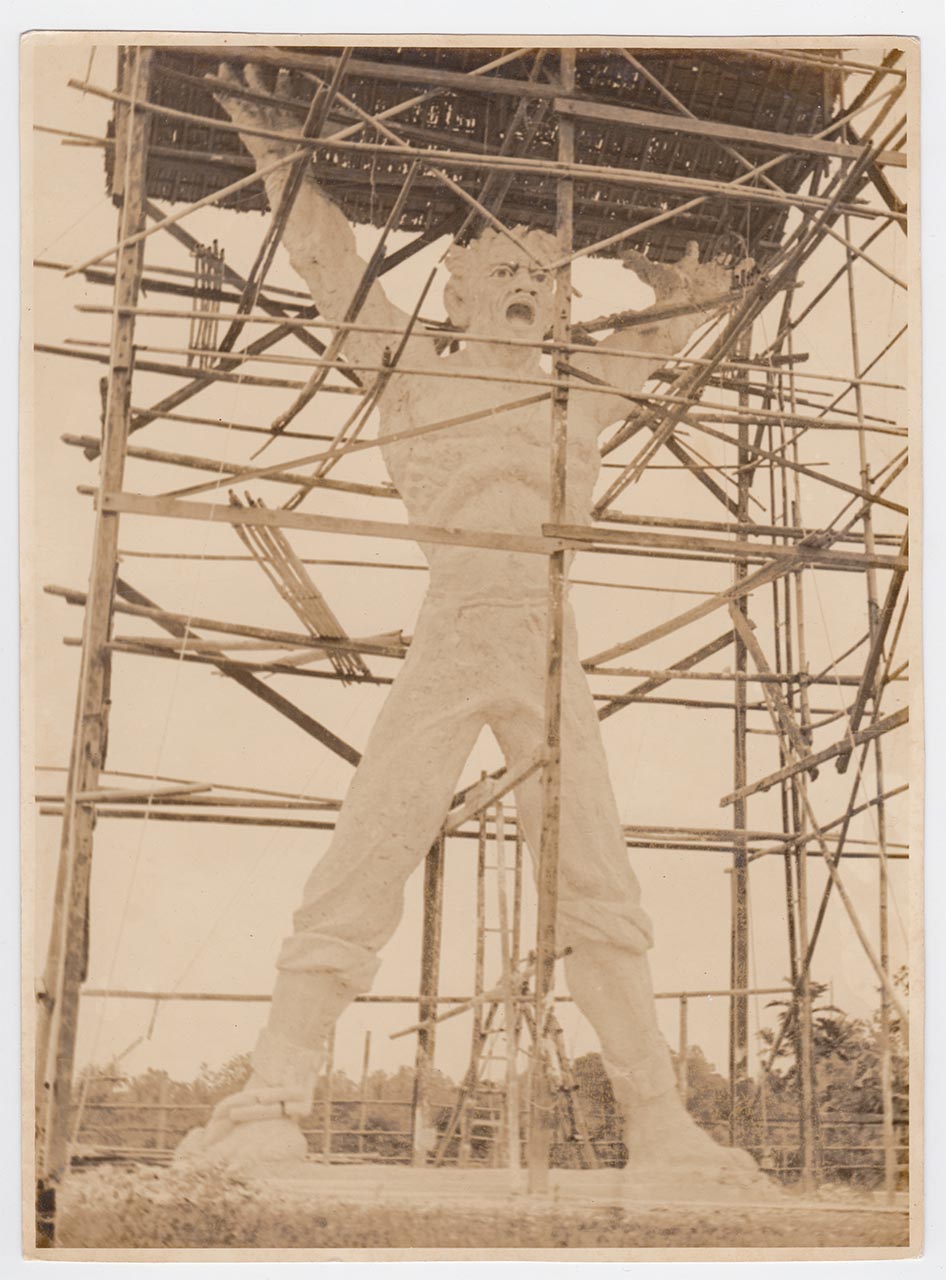Photographic documentation of the construction process for "Pembebasan Irian Barat" by Edhi Sunarso