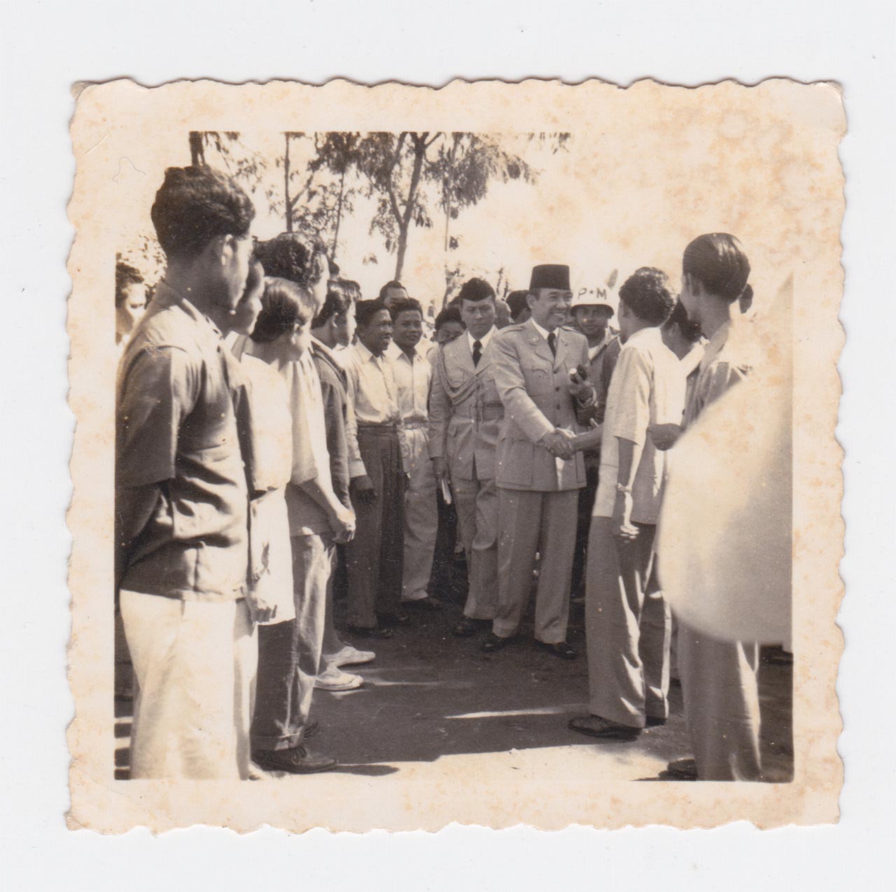 Photographic documentation of Sukarno and his entourage at the officiation of "Tugu Muda" by Edhi Sunarso
