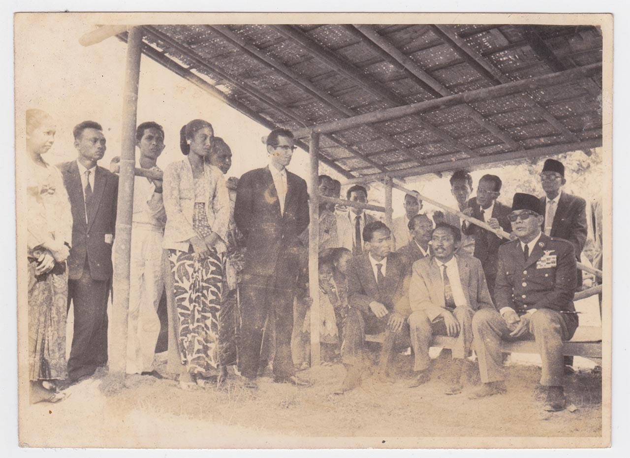 Photographic documentation of Sukarno and his entourage inspecting the construction process for "Selamat Datang" by Edhi Sunarso