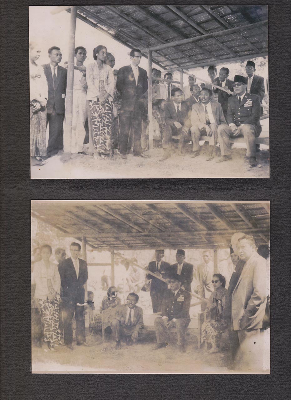 Photographic documentation of Sukarno and his entourage inspecting the construction process for "Selamat Datang" by Edhi Sunarso