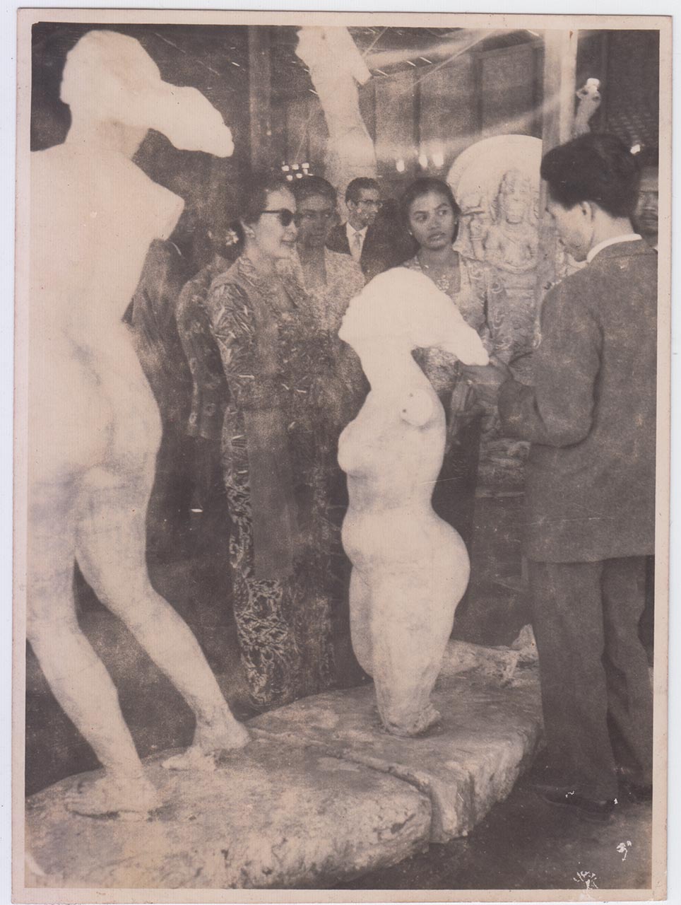 Photographic documentation of Sukarno and his entourage inspecting the construction process for "Selamat Datang" by Edhi Sunarso