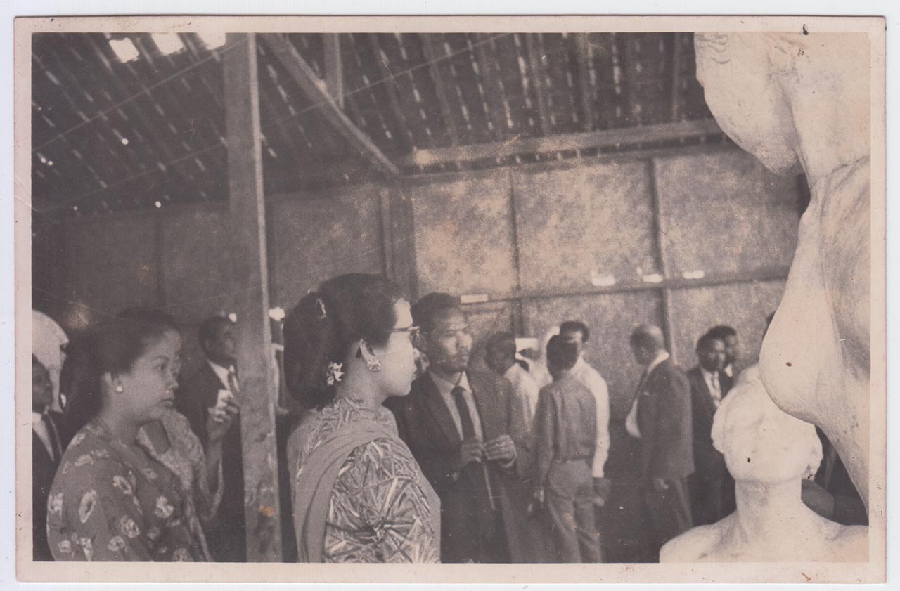 Photographic documentation of Sukarno and his entourage inspecting the construction process for "Selamat Datang" by Edhi Sunarso