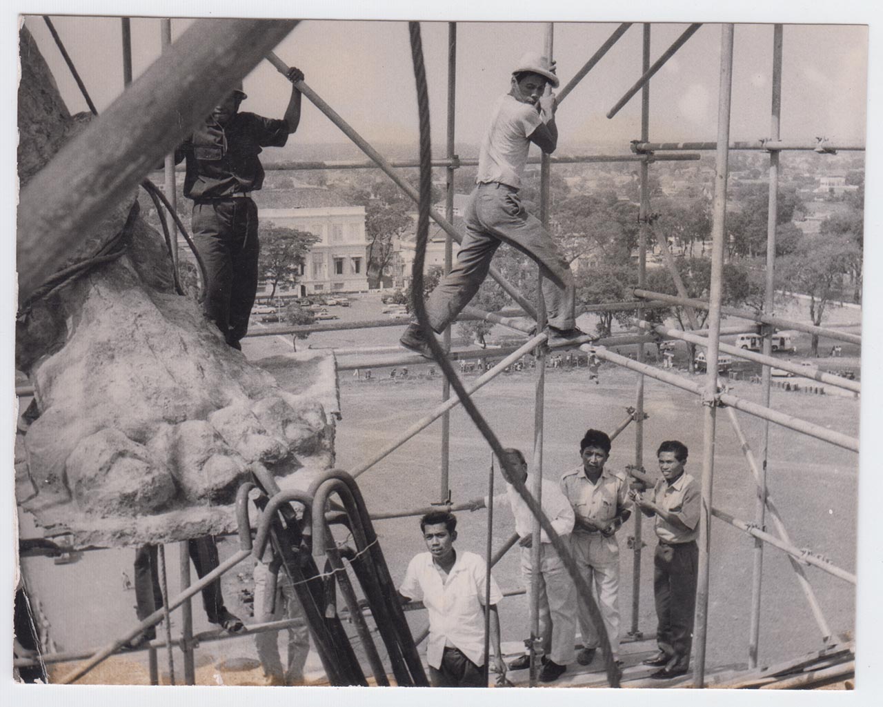 Photographic documentation of the construction process for "Pembebasan Irian Barat" by Edhi Sunarso