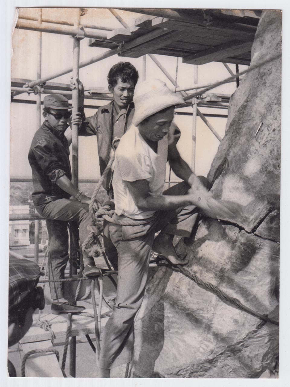 Photographic documentation of the construction process for "Pembebasan Irian Barat" by Edhi Sunarso