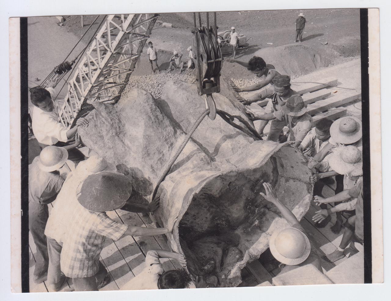 Photographic documentation of the construction process for "Pembebasan Irian Barat" by Edhi Sunarso