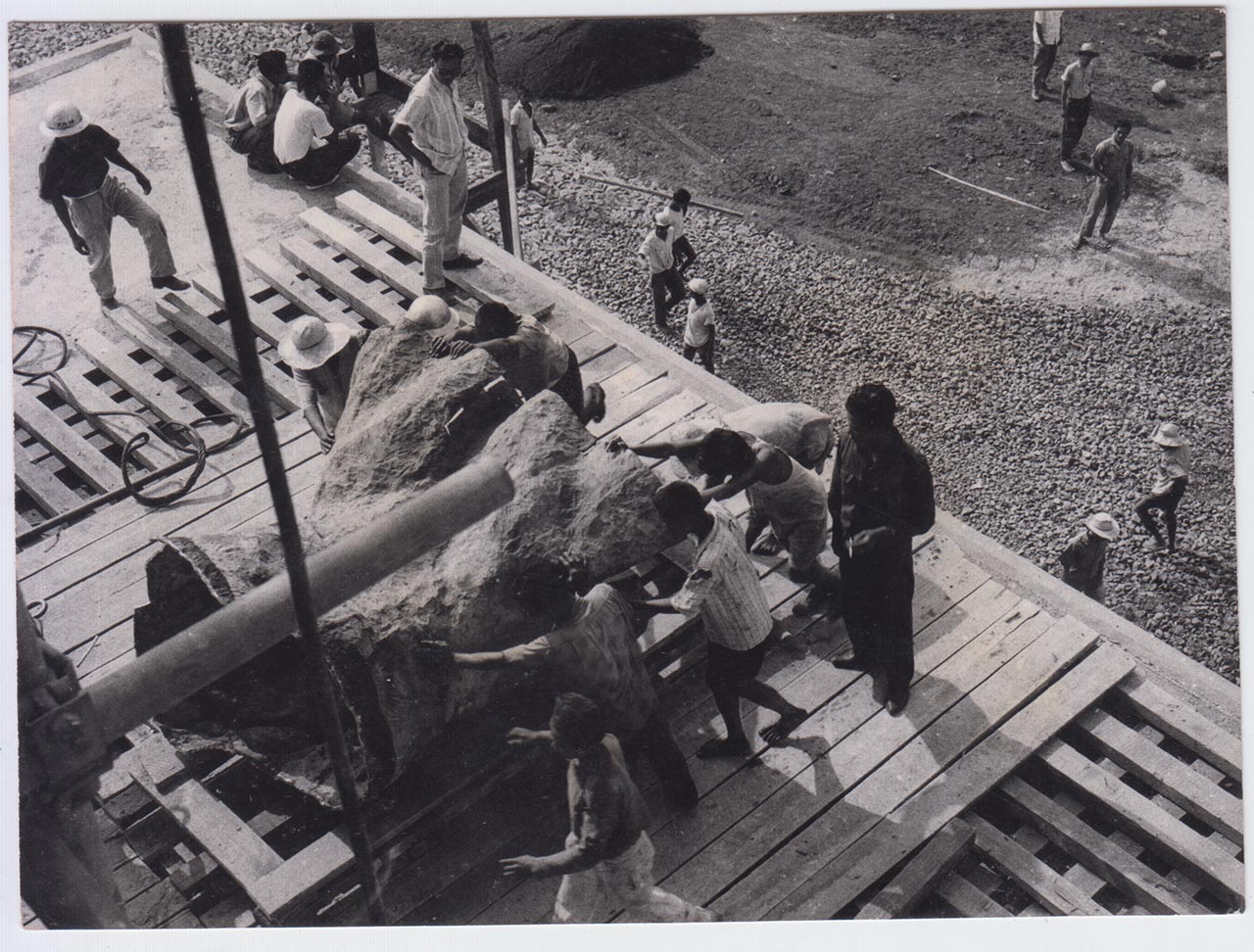 Photographic documentation of the construction process for "Pembebasan Irian Barat" by Edhi Sunarso