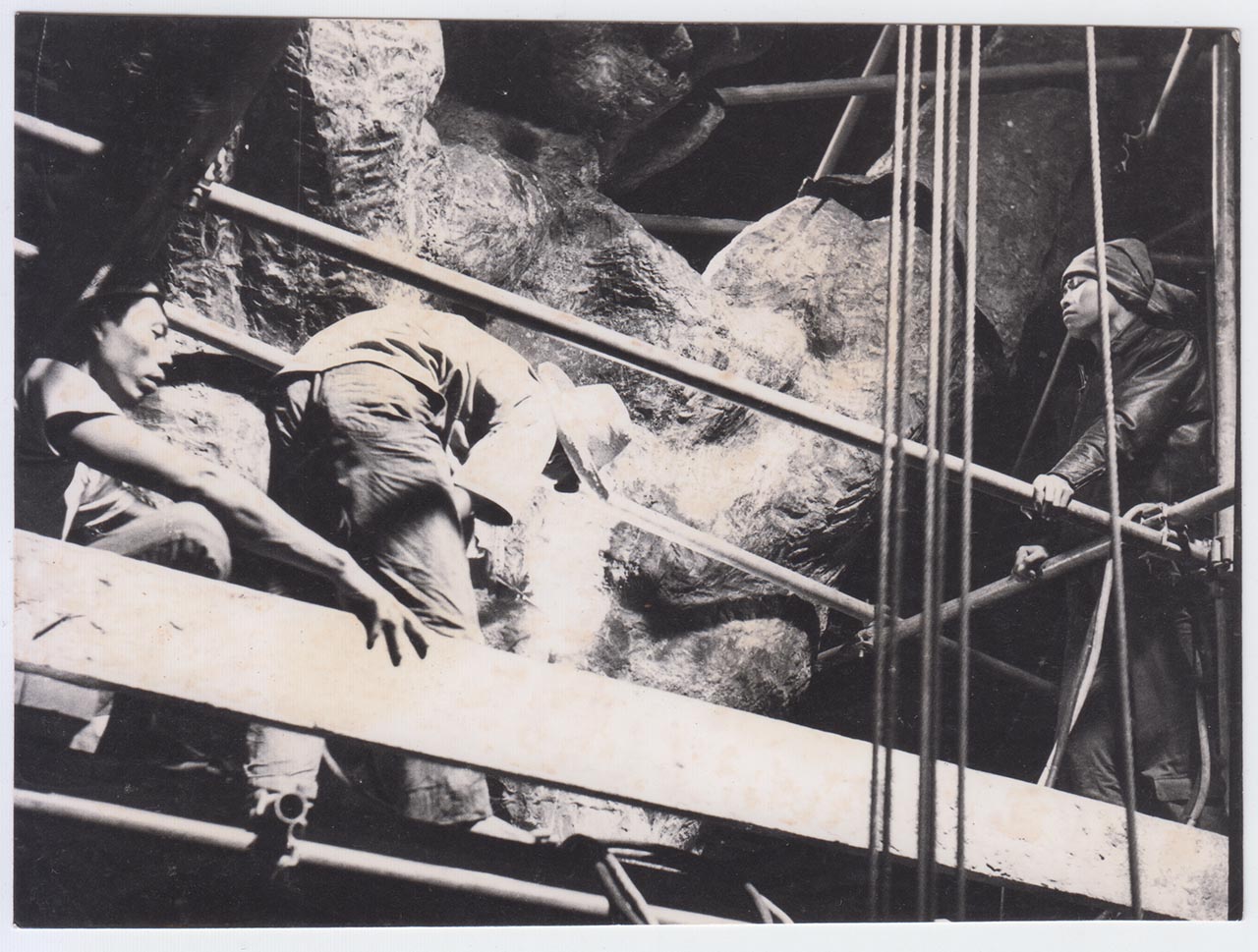 Photographic documentation of the construction process for "Pembebasan Irian Barat" by Edhi Sunarso
