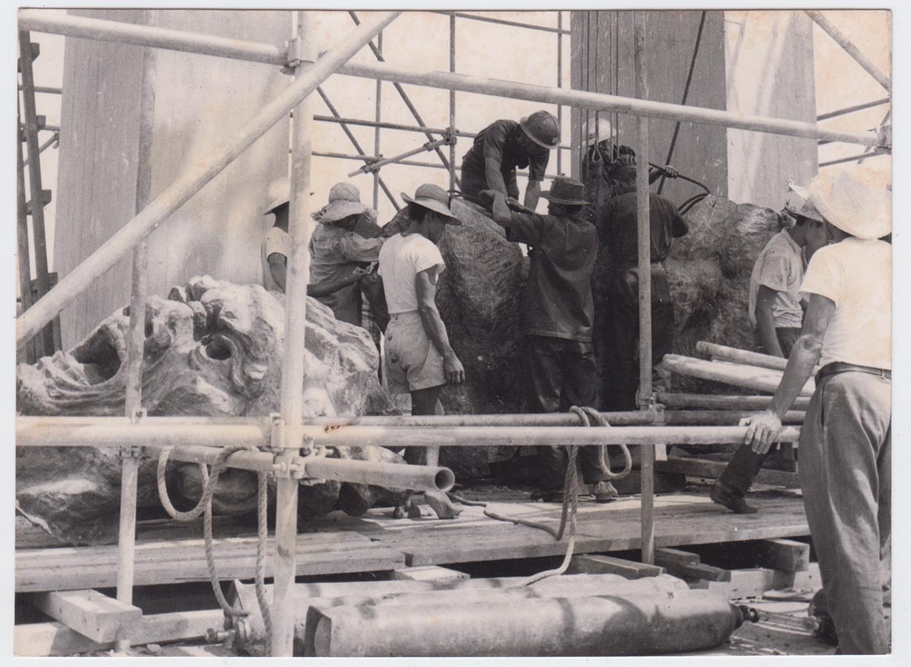 Photographic documentation of the construction process for "Pembebasan Irian Barat" by Edhi Sunarso