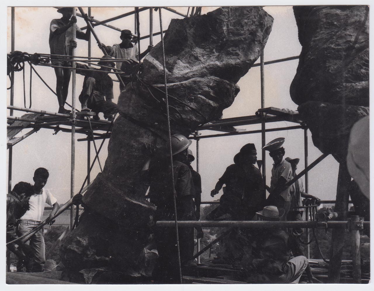 Photographic documentation of the construction process for "Pembebasan Irian Barat" by Edhi Sunarso