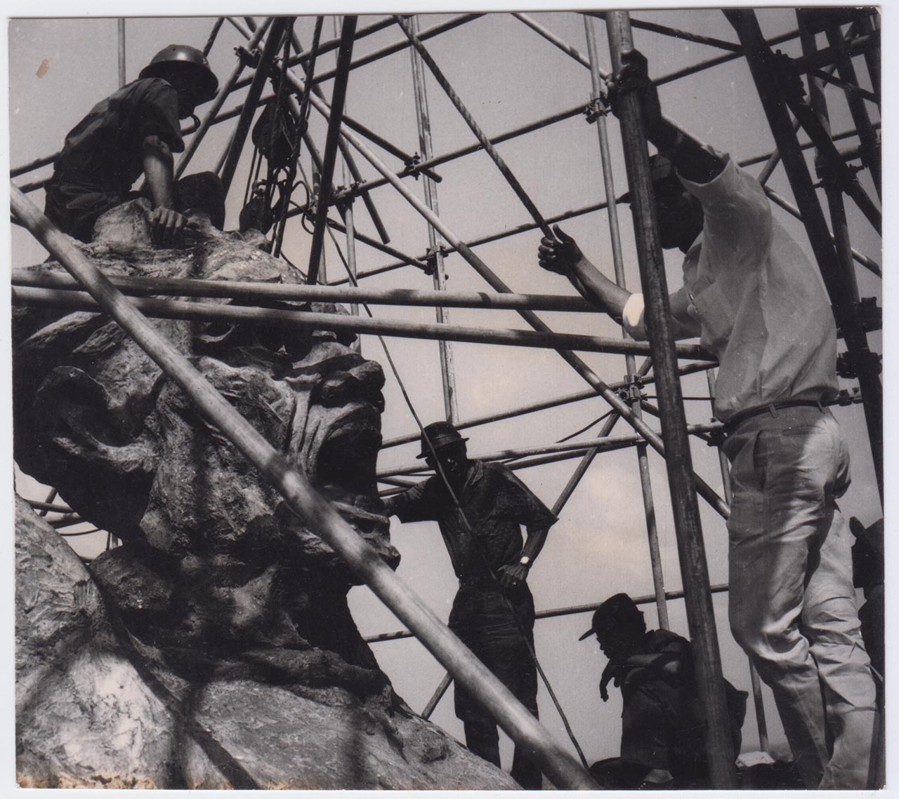 Photographic documentation of the construction process for "Pembebasan Irian Barat" by Edhi Sunarso