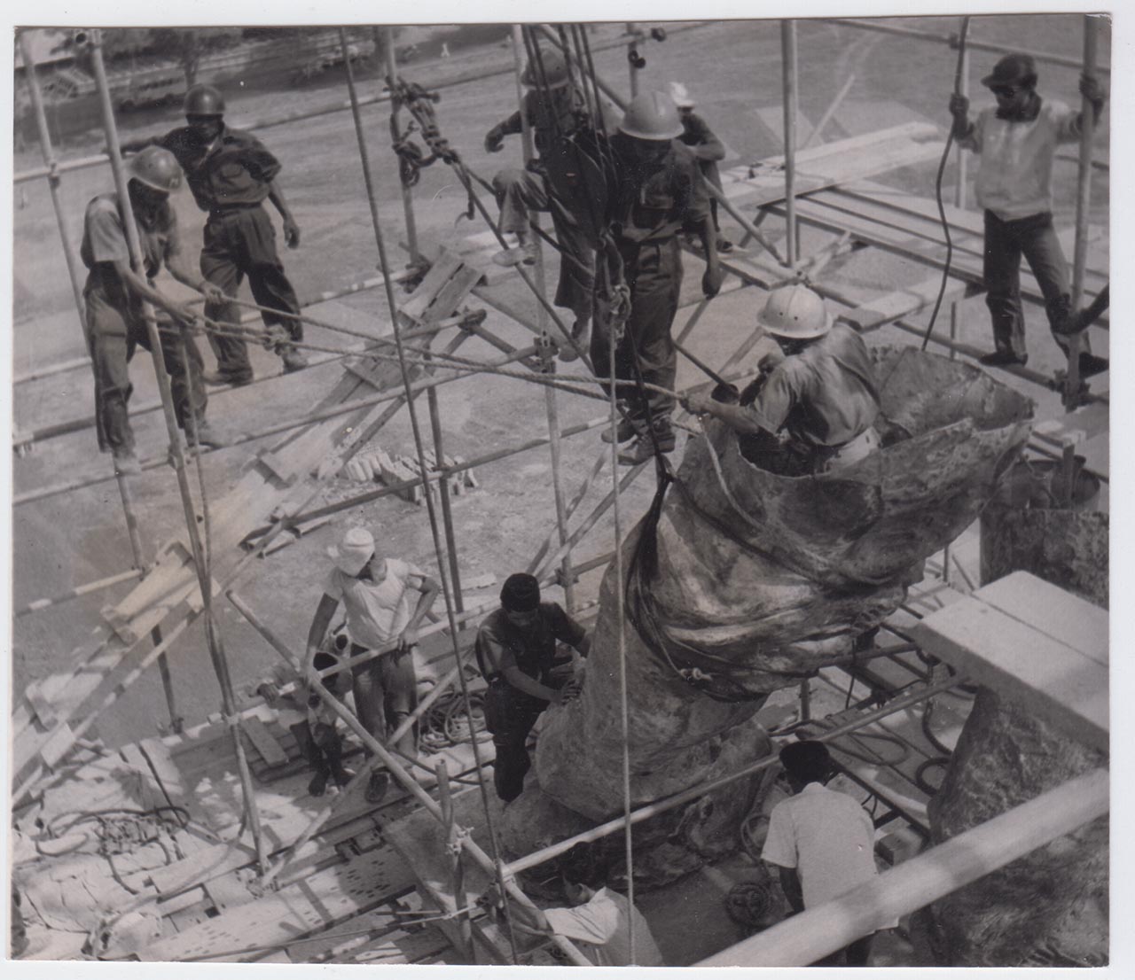 Photographic documentation of the construction process for "Pembebasan Irian Barat" by Edhi Sunarso