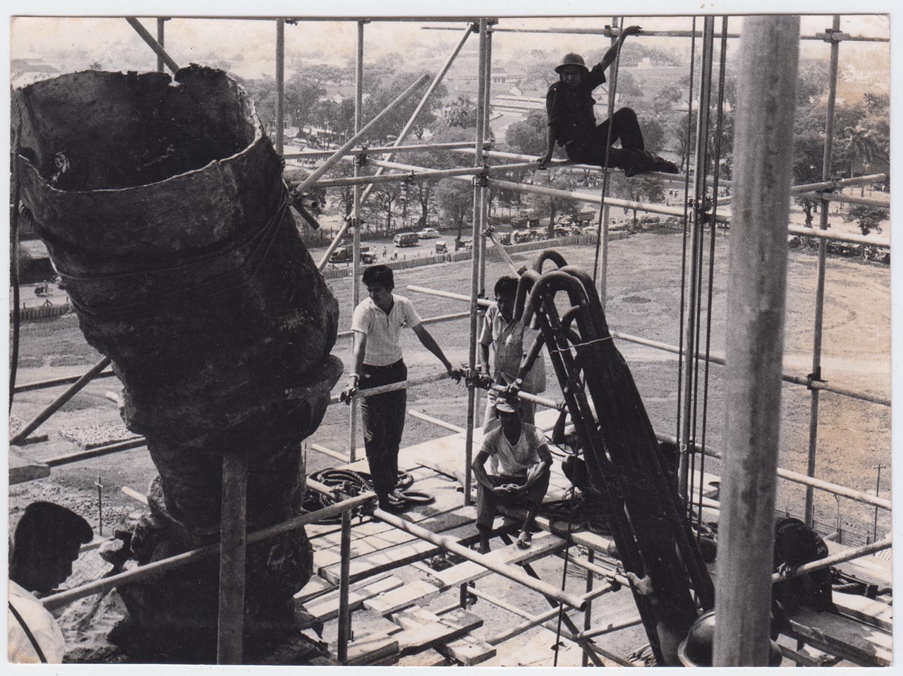 Photographic documentation of the construction process for "Pembebasan Irian Barat" by Edhi Sunarso