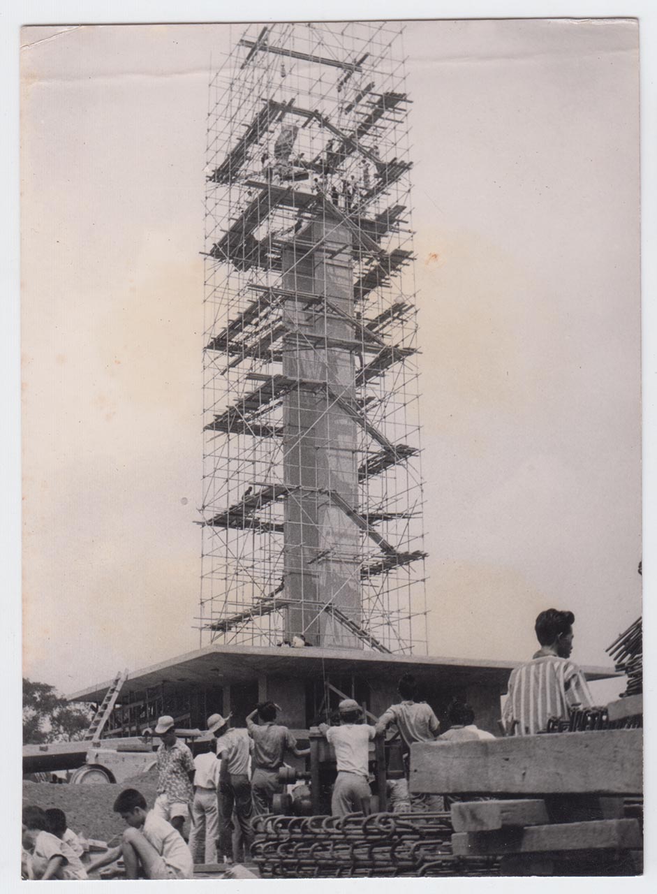 Photographic documentation of the construction process for "Pembebasan Irian Barat" by Edhi Sunarso