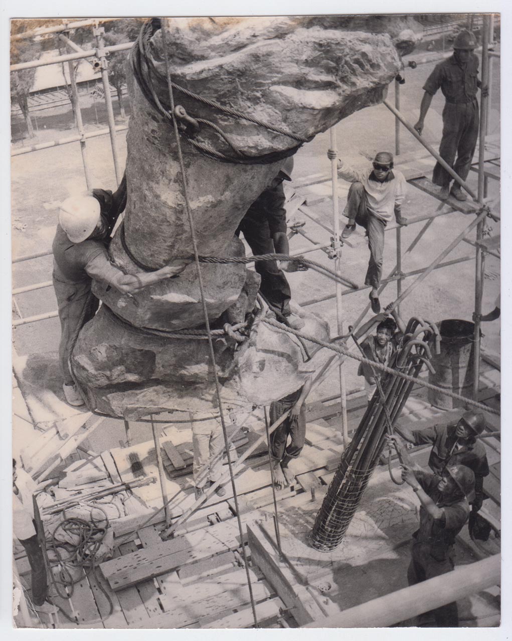 Photographic documentation of the construction process for "Pembebasan Irian Barat" by Edhi Sunarso