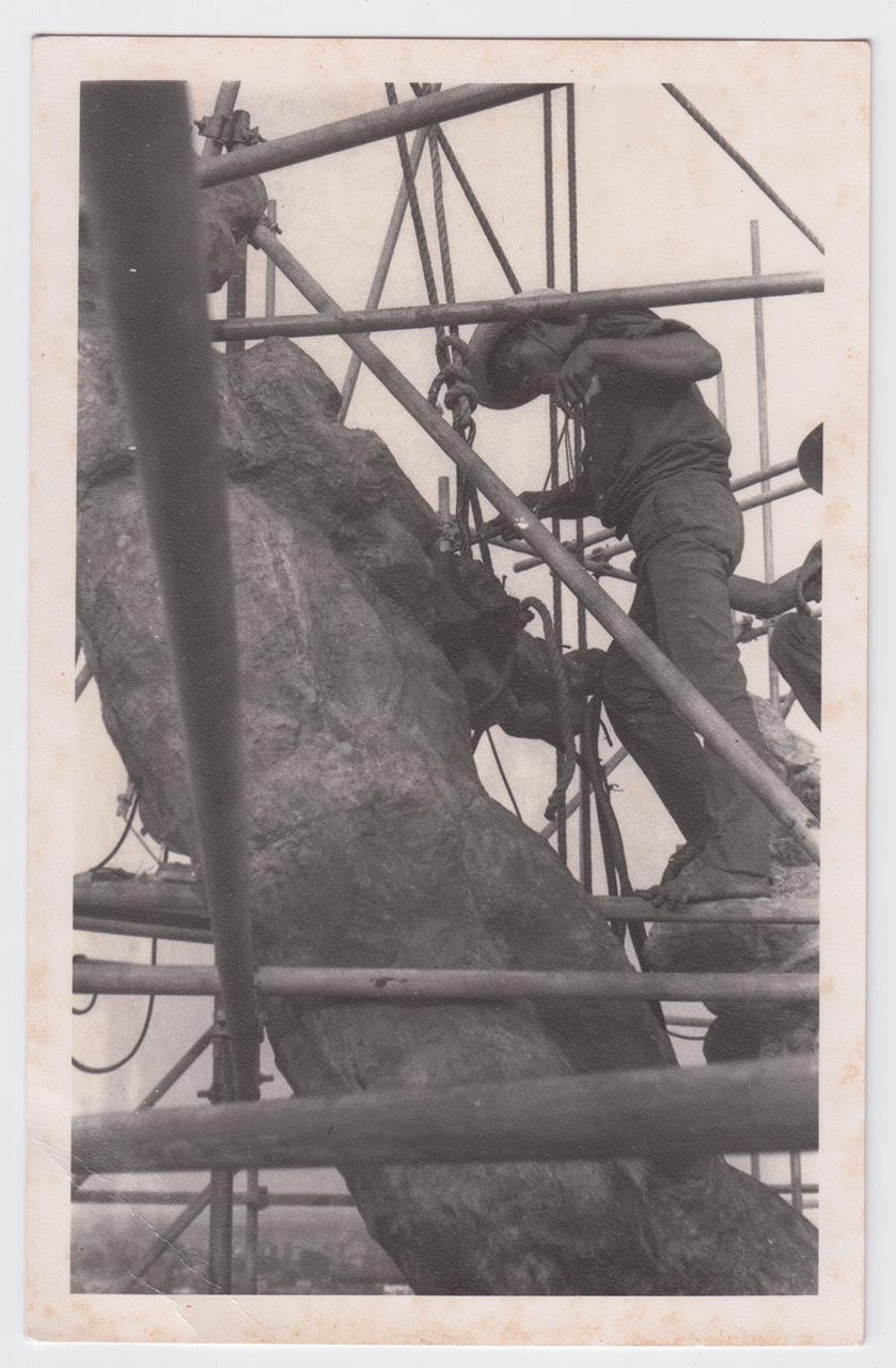 Photographic documentation of the construction process for "Pembebasan Irian Barat" by Edhi Sunarso