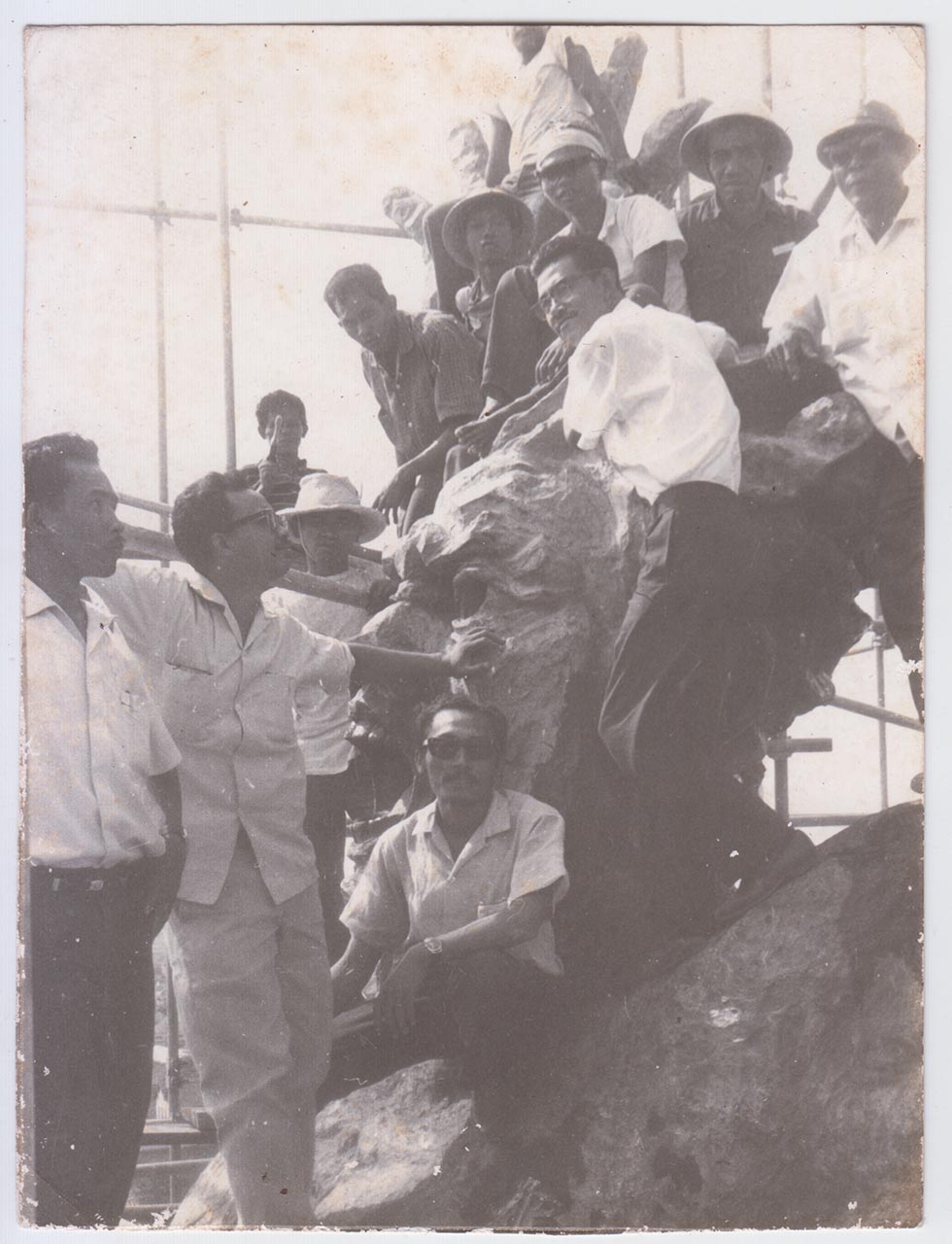 Photographic documentation of the construction process for "Pembebasan Irian Barat" by Edhi Sunarso