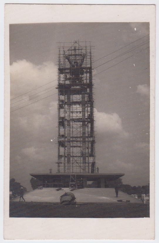 Photographic documentation of the construction process for "Pembebasan Irian Barat" by Edhi Sunarso