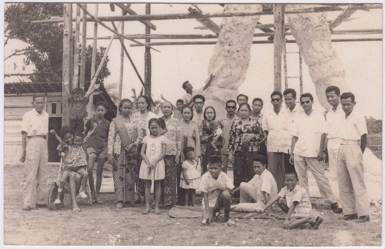 Photographic documentation of the construction process for "Pembebasan Irian Barat" by Edhi Sunarso