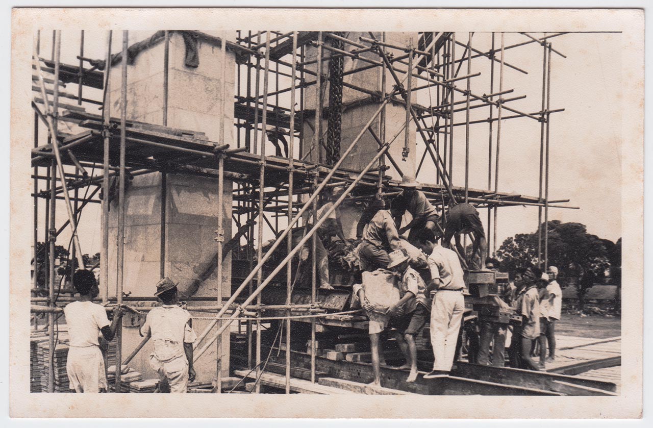 Photographic documentation of the construction process for "Pembebasan Irian Barat" by Edhi Sunarso