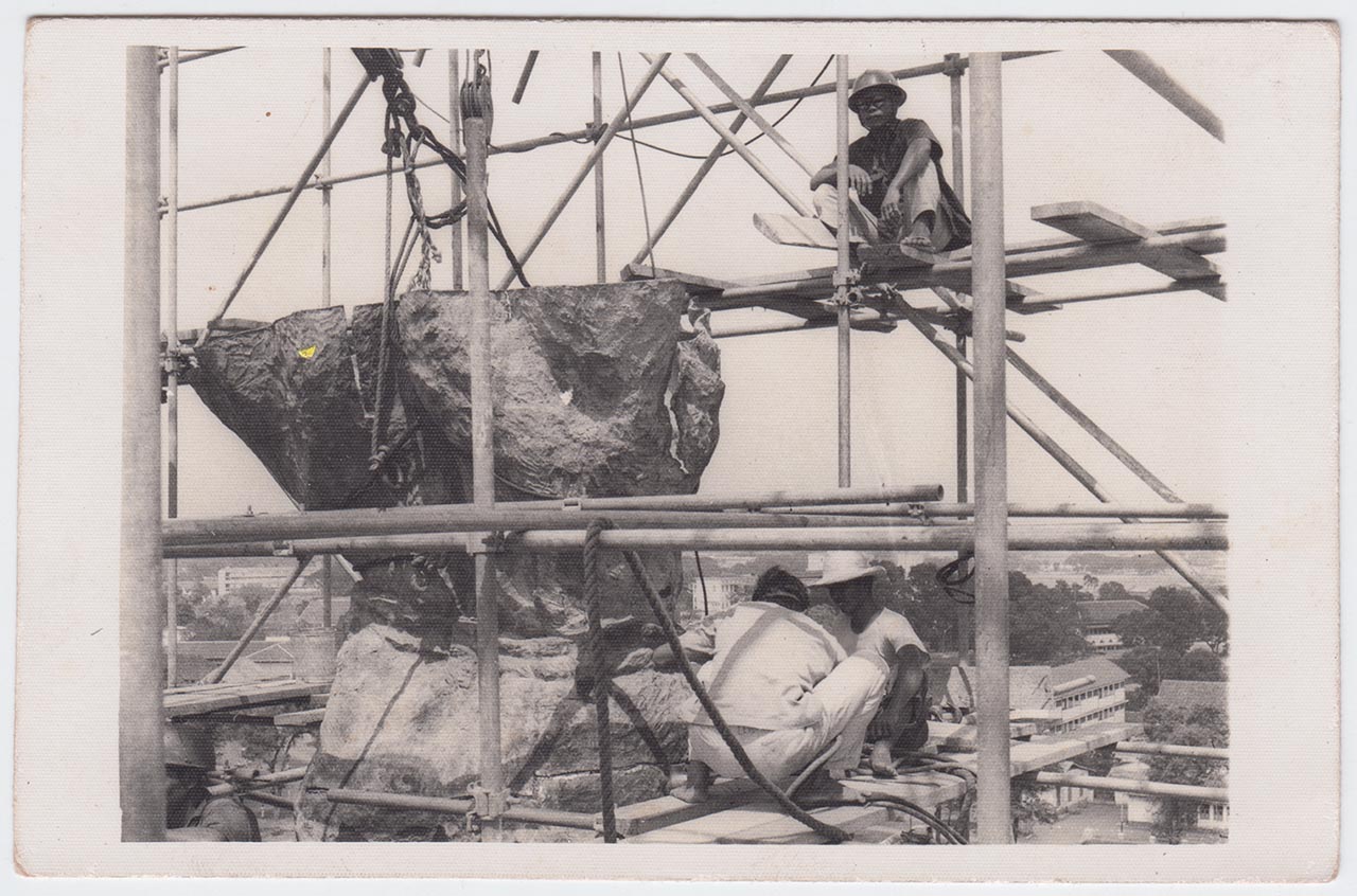 Photographic documentation of the construction process for "Pembebasan Irian Barat" by Edhi Sunarso