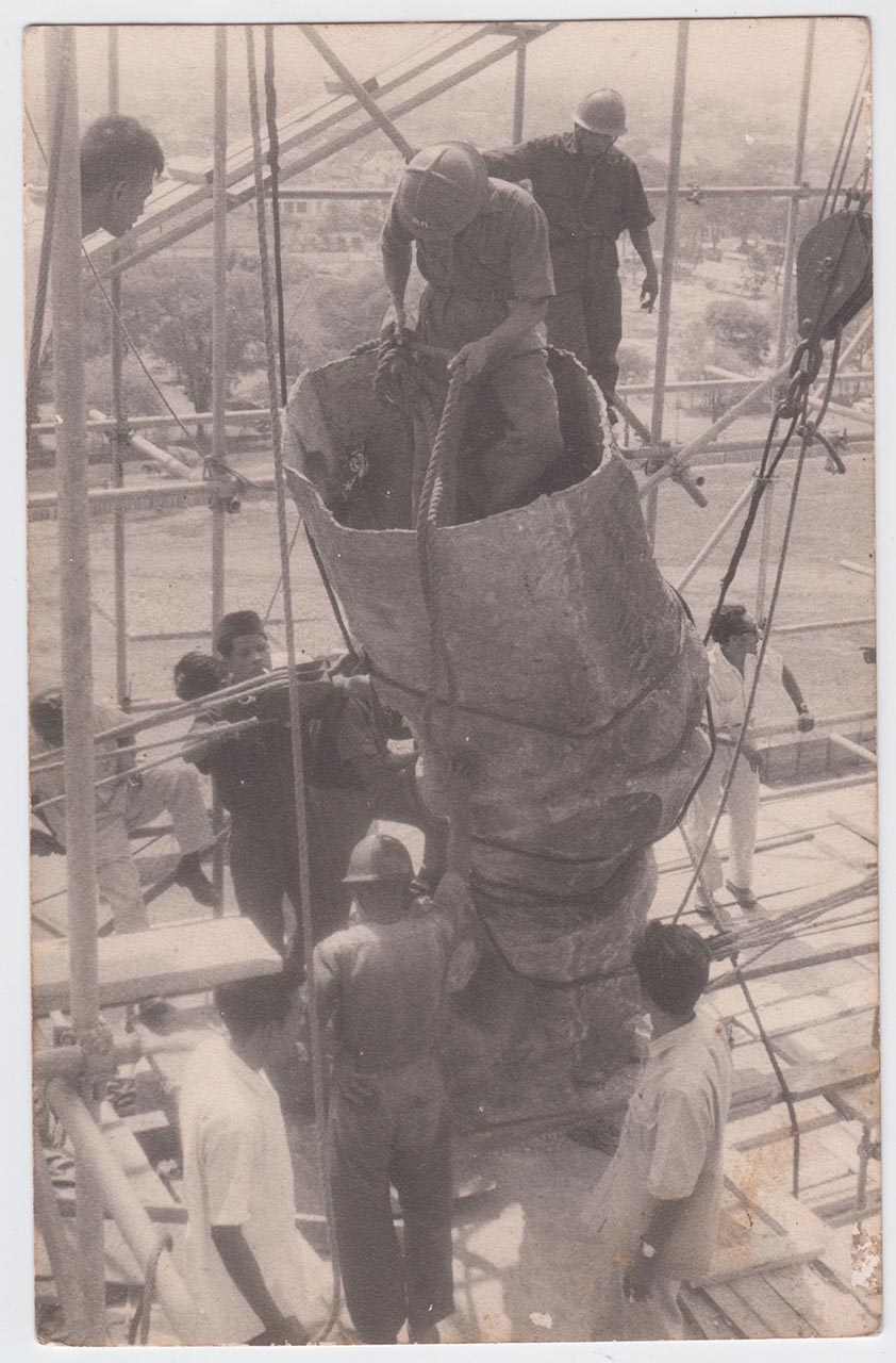 Photographic documentation of the construction process for "Pembebasan Irian Barat" by Edhi Sunarso