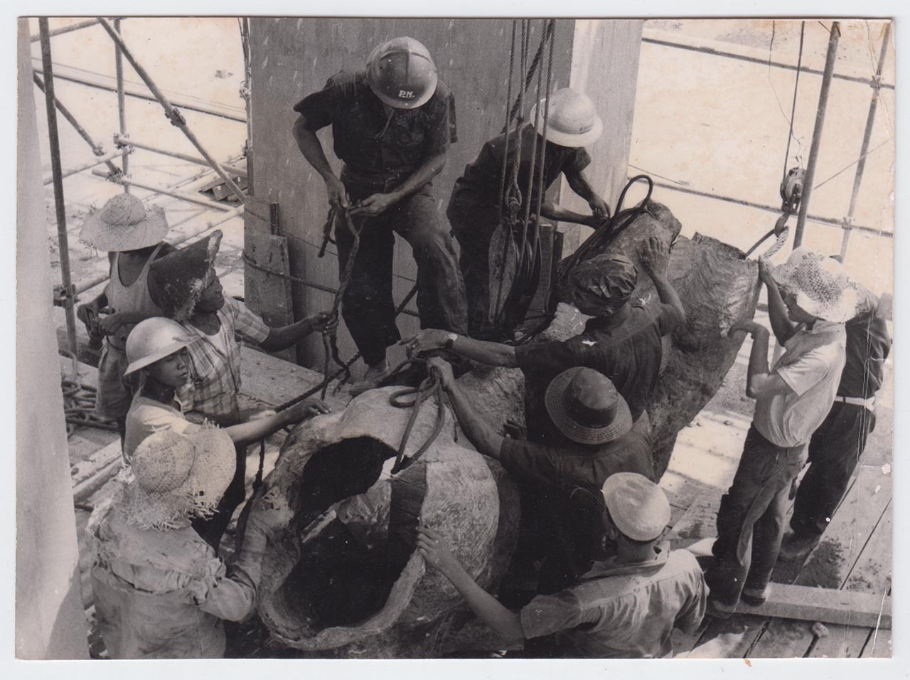 Photographic documentation of the construction process for "Pembebasan Irian Barat" by Edhi Sunarso