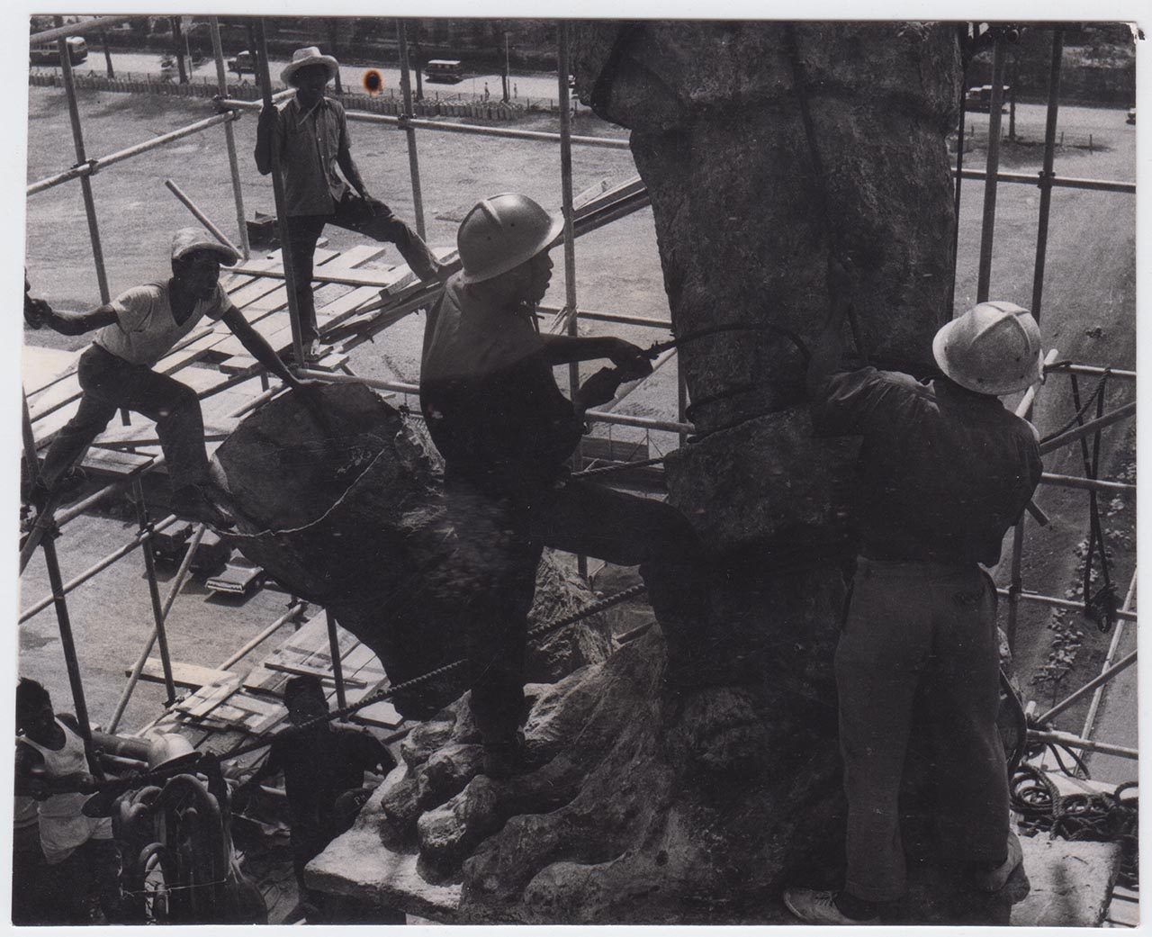 Photographic documentation of the construction process for "Pembebasan Irian Barat" by Edhi Sunarso