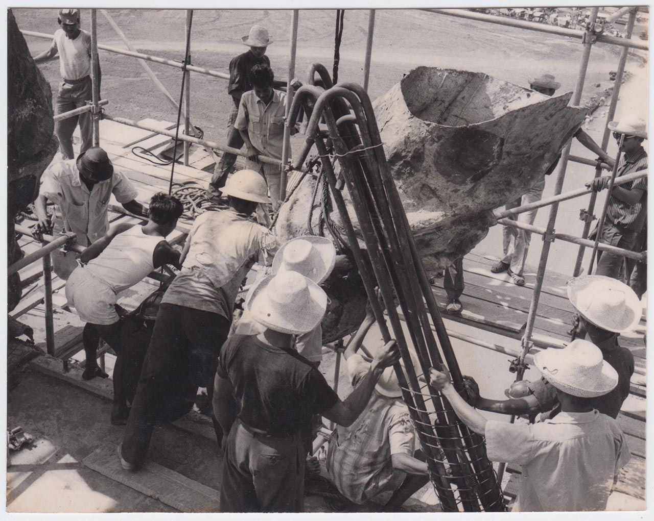 Photographic documentation of the construction process for "Pembebasan Irian Barat" by Edhi Sunarso