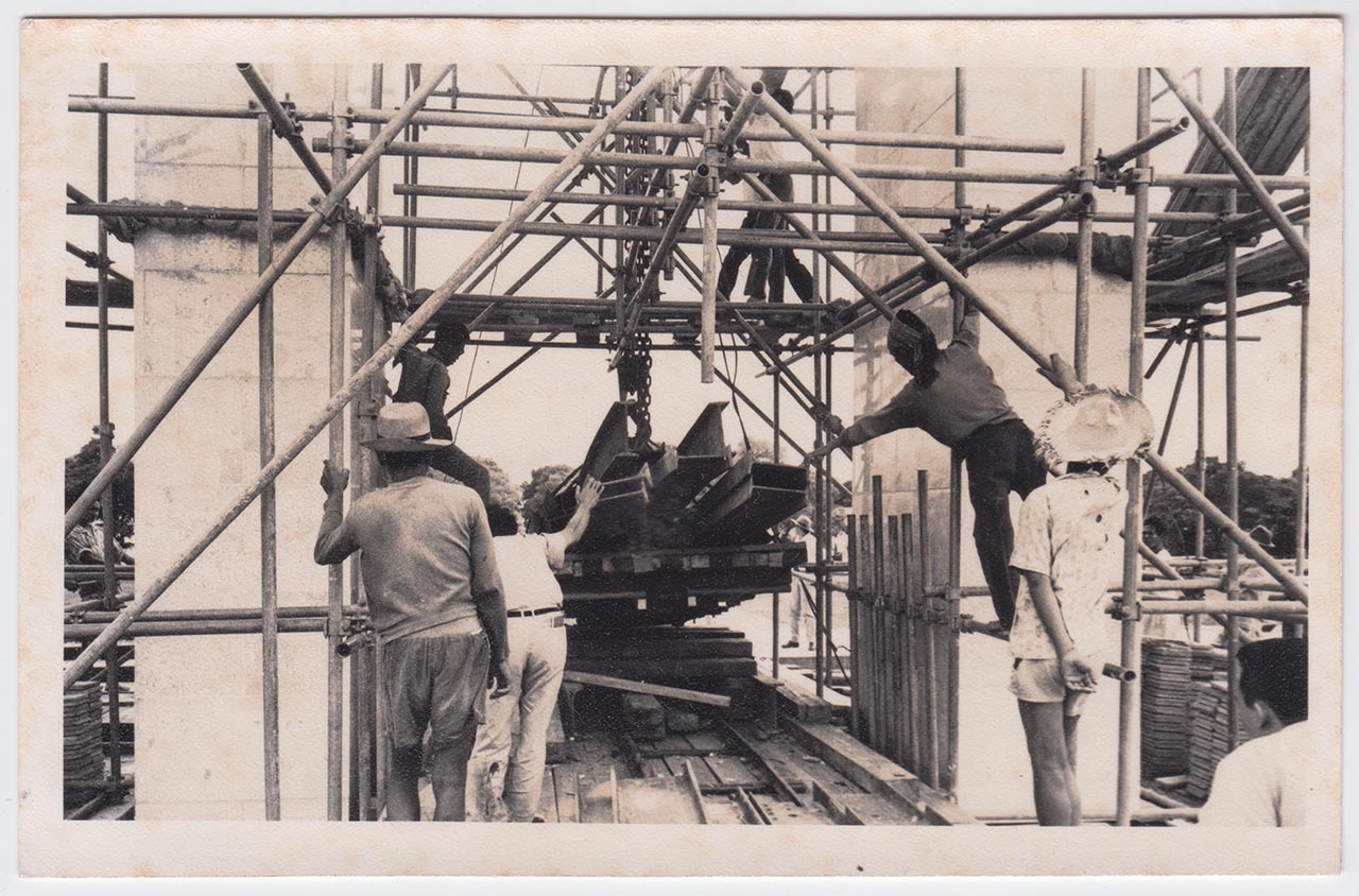 Photographic documentation of the construction process for "Pembebasan Irian Barat" by Edhi Sunarso
