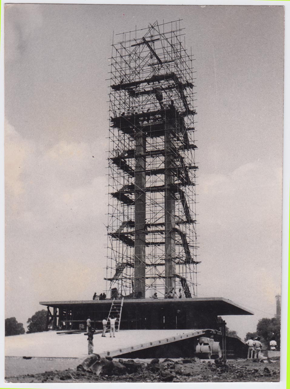 Photographic documentation of the construction process for "Pembebasan Irian Barat" by Edhi Sunarso